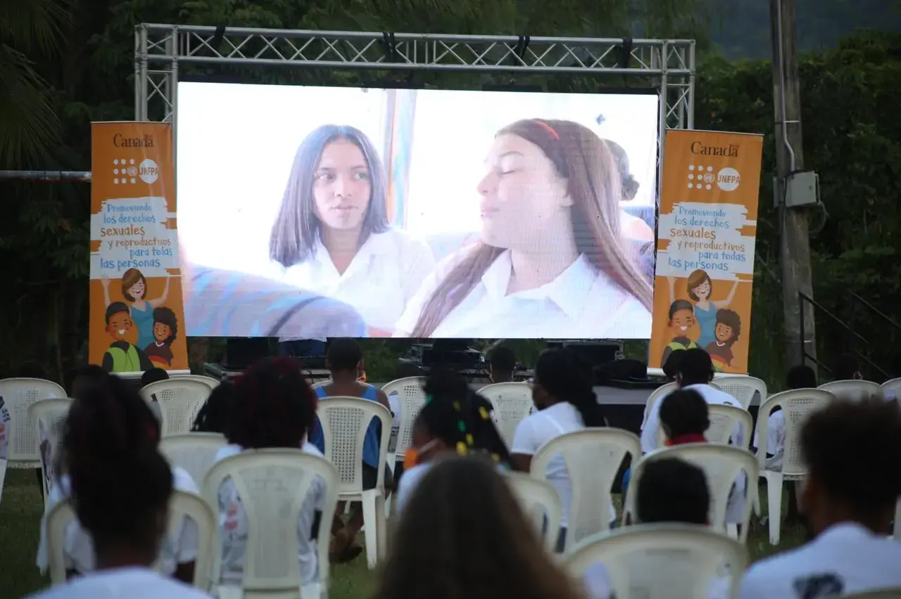 Cine comunitario para la prevención de embarazos en jóvenes garífunas