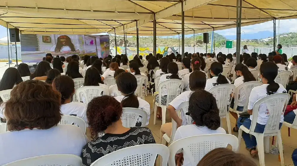 CIUDAD MUJER Y UNFPA REALIZAN CINE CALLE PARA MÁS DE 200 NIÑAS EN CHOLOMA