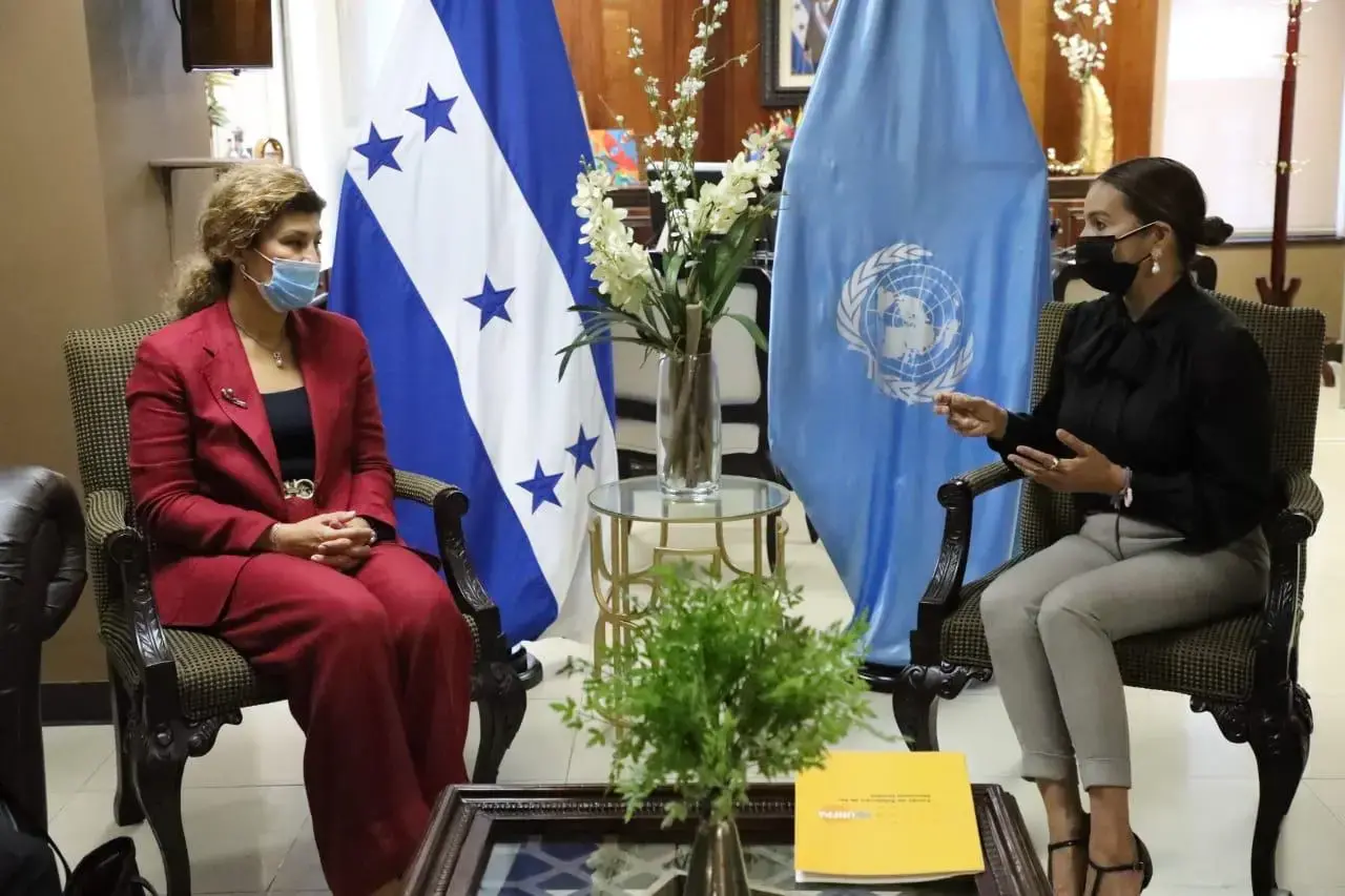 Aynabat Atayeva presenta su carta de acreditación  como representante del UNFPA